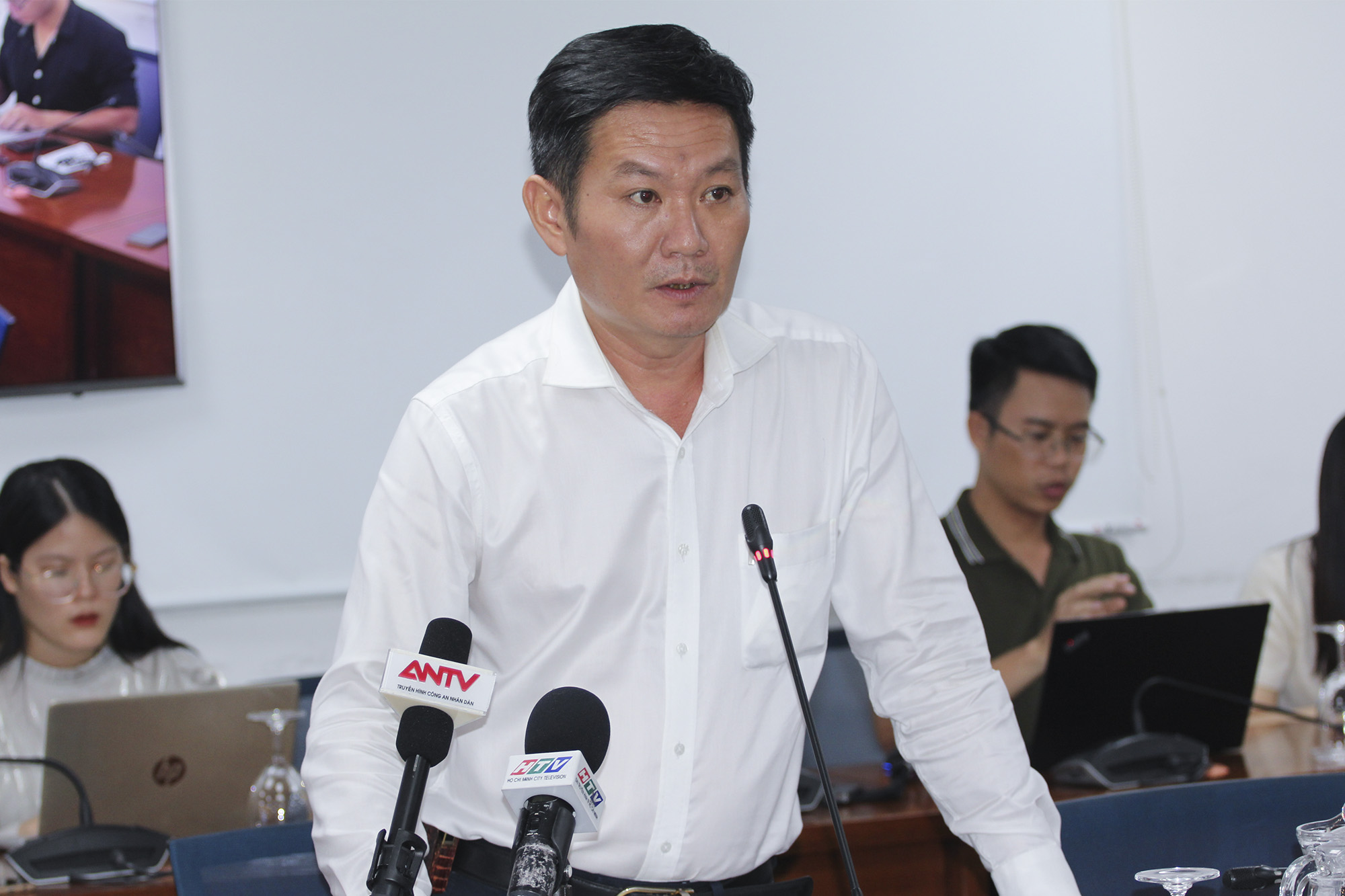 Đồng chí Mai Thanh Tùng, Phó Trưởng Phòng Phát triển nhà và thị trường bất động sản, Sở Xây dựng phát biểu tại buổi họp báo.